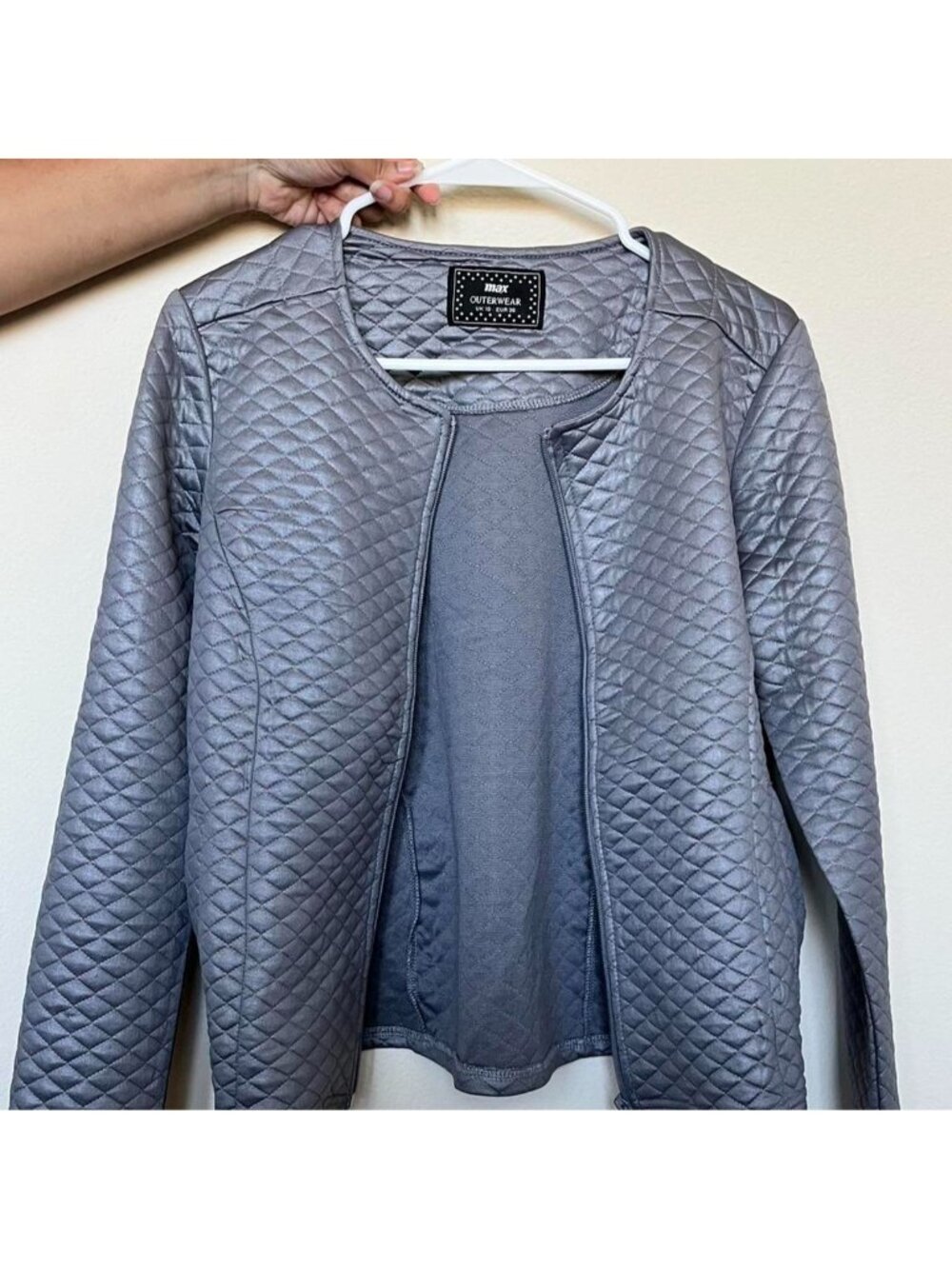 Grey quilted jacket with zipper closure. Size: UK 10 #outerwear #winter #jacket